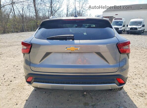 KL77LHE22RC064113 2024 CHEVROLET TRAX Серебряный Вид сзади