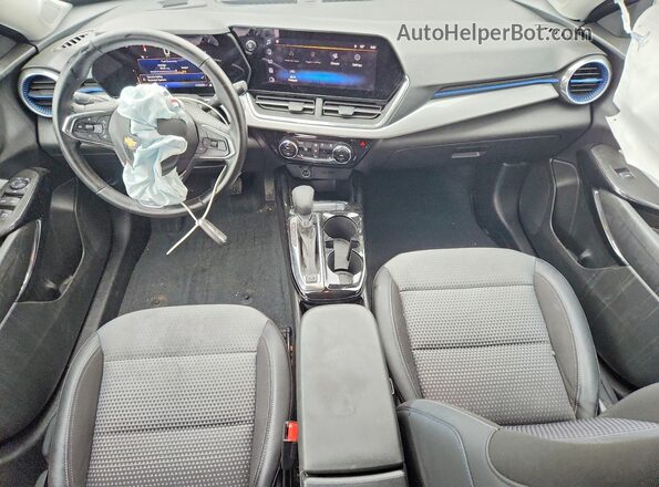 KL77LHE24RC055428 2024 CHEVROLET TRAX Коричневый Вид панели приборов