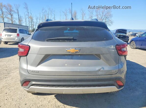 KL77LHE24RC148269 2024 CHEVROLET TRAX Серебряный Вид сзади