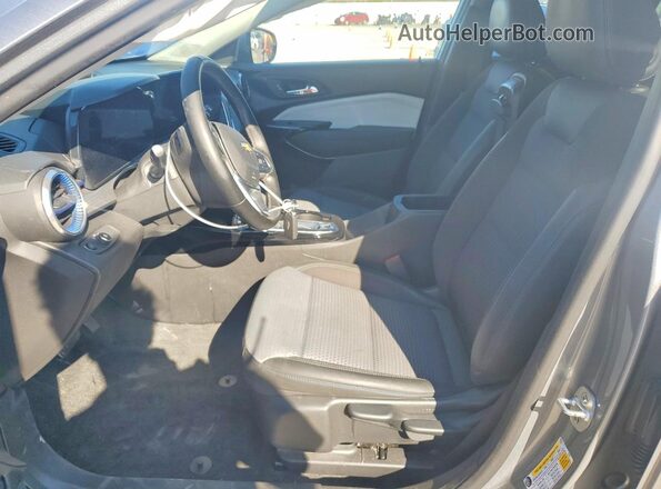 KL77LHE24RC148269 2024 CHEVROLET TRAX Серебряный Вид салона спереди