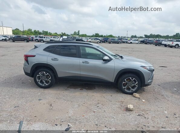 KL77LHE24RC212777 2024 CHEVROLET TRAX Серый Вид задней части салона