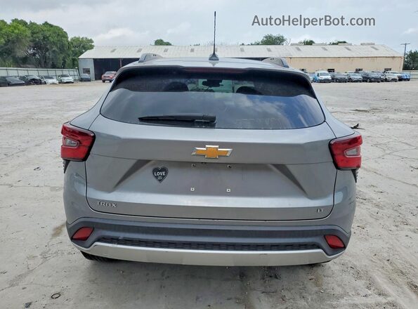 KL77LHE25RC019778 2024 CHEVROLET TRAX Серый Вид сзади
