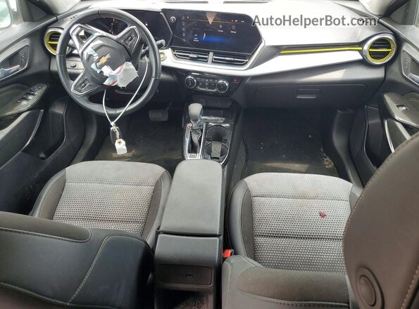 KL77LHE25RC019778 2024 CHEVROLET TRAX Серый Вид панели приборов