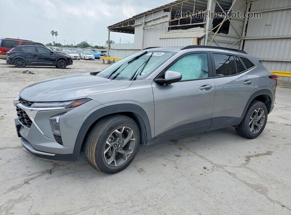 KL77LHE25RC019778 2024 CHEVROLET TRAX Серый Передняя левая четверть