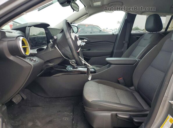 KL77LHE25RC019778 2024 CHEVROLET TRAX Серый Вид салона спереди