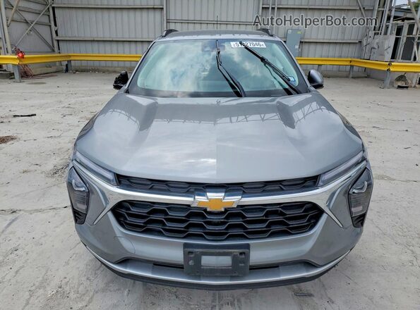 KL77LHE25RC019778 2024 CHEVROLET TRAX Серый Вид спереди