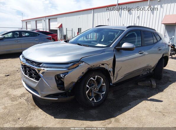 KL77LHE25RC046916 2024 CHEVROLET TRAX Серый Передняя левая четверть