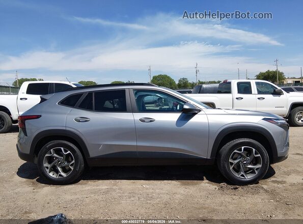 KL77LHE25RC046916 2024 CHEVROLET TRAX Серый Вид задней части салона