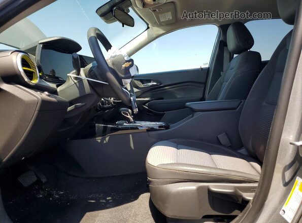 KL77LHE27RC008586 2024 CHEVROLET TRAX Серебряный Вид салона спереди