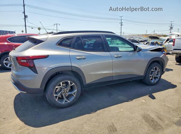 KL77LHE27RC008586 2024 CHEVROLET TRAX Серебряный Задняя правая четверть
