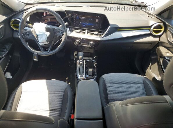 KL77LHE27RC008586 2024 CHEVROLET TRAX Серебряный Вид панели приборов