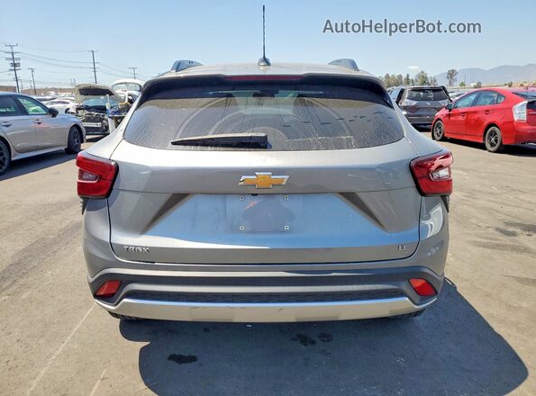 KL77LHE27RC008586 2024 CHEVROLET TRAX Серебряный Вид сзади