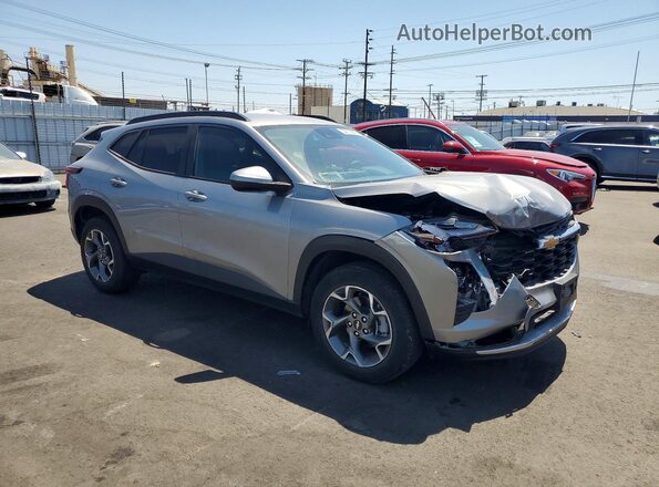 KL77LHE27RC008586 2024 CHEVROLET TRAX Серебряный Передняя правая четверть