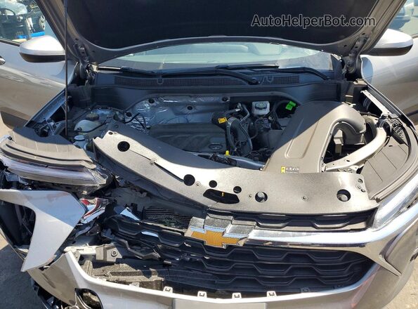 KL77LHE27RC008586 2024 CHEVROLET TRAX Серебряный Вид подкапотного пространства