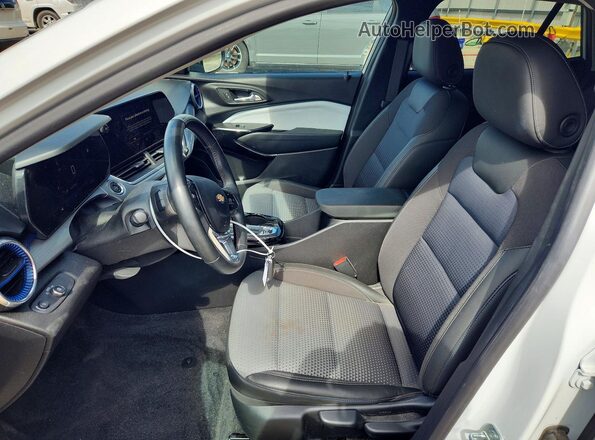 KL77LHE27RC059862 2024 CHEVROLET TRAX Белый Вид салона спереди
