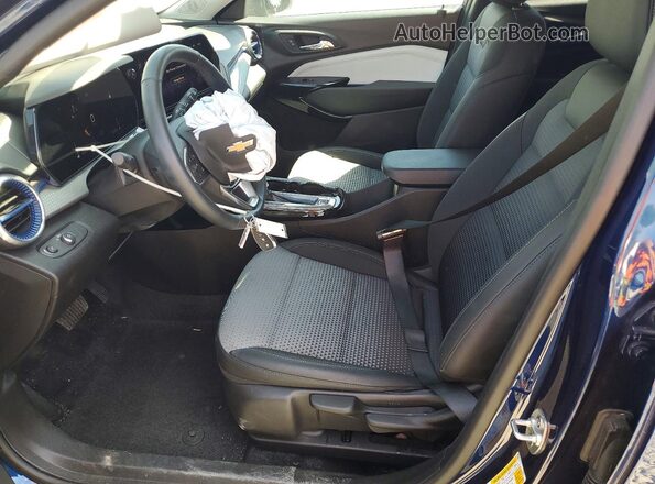 KL77LHE27RC119526 2024 CHEVROLET TRAX Синий Вид салона спереди