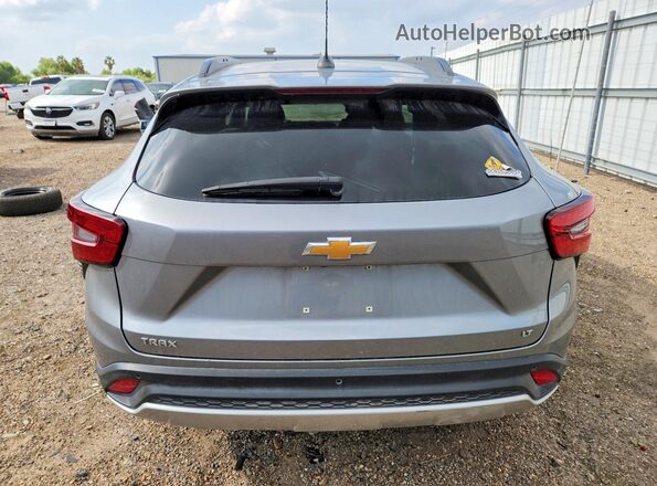 KL77LHE27RC238127 2024 CHEVROLET TRAX Серебряный Вид сзади