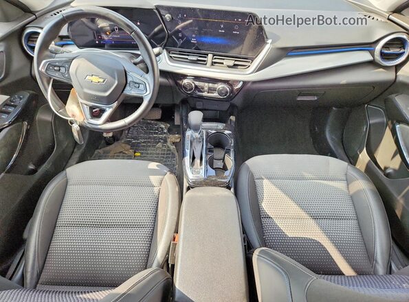 KL77LHE27RC238127 2024 CHEVROLET TRAX Серебряный Вид панели приборов