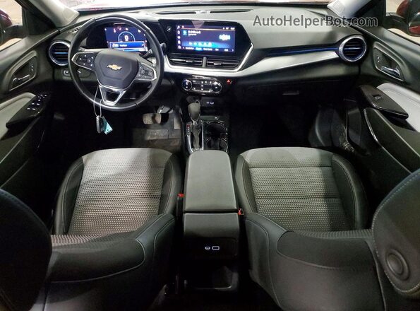 KL77LHE28RC038552 2024 CHEVROLET TRAX Red Vista del salpicadero