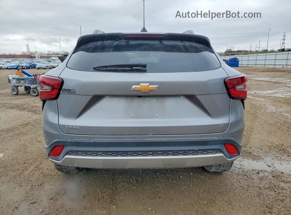 KL77LHE2XRC088563 2024 CHEVROLET TRAX Серый Вид сзади