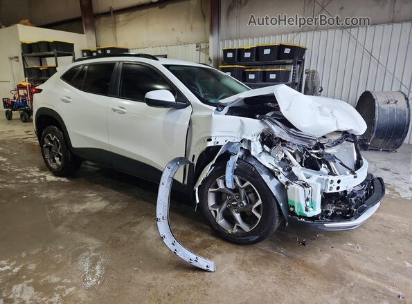 KL77LHEP0SC268233 2025 CHEVROLET TRAX Белый Передняя правая четверть