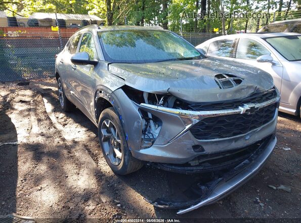 KL77LHEP3SC158860 2025 CHEVROLET TRAX Серебряный Передняя правая четверть