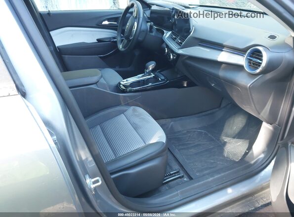 KL77LHEP3SC158860 2025 CHEVROLET TRAX Серебряный Вид салона спереди