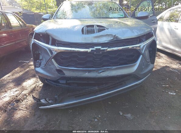 KL77LHEP3SC158860 2025 CHEVROLET TRAX Серебряный Вид спереди