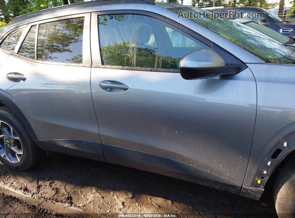 KL77LHEP3SC158860 2025 CHEVROLET TRAX Серебряный Вид задней части салона
