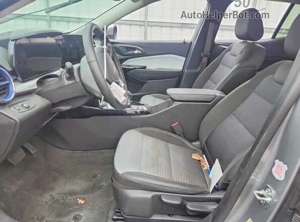 KL77LHEP3SC231368 2025 CHEVROLET TRAX Серый Вид салона спереди