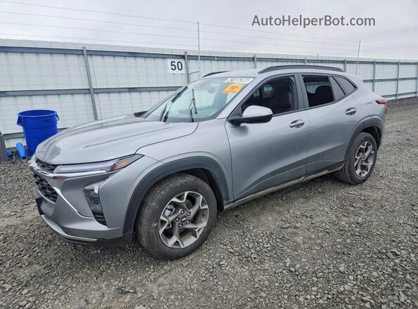 KL77LHEP3SC231368 2025 CHEVROLET TRAX Серый Передняя левая четверть