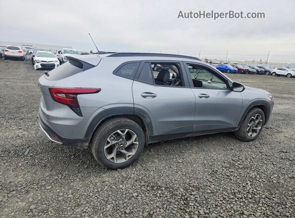 KL77LHEP3SC231368 2025 CHEVROLET TRAX Серый Задняя правая четверть