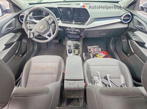 KL77LHEP3SC231368 2025 CHEVROLET TRAX Серый Вид панели приборов
