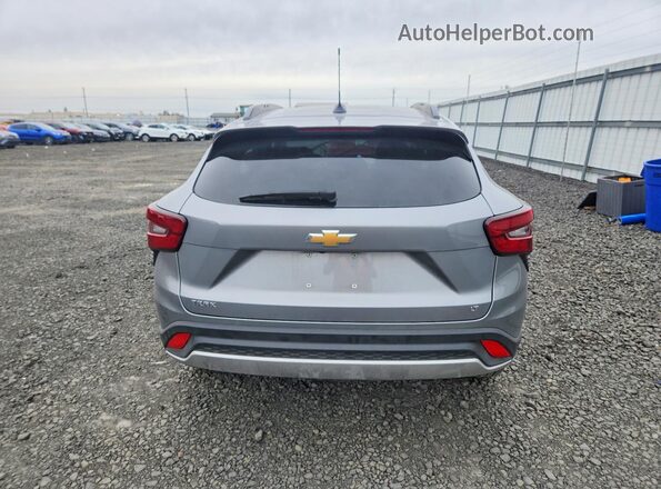 KL77LHEP3SC231368 2025 CHEVROLET TRAX Серый Вид сзади