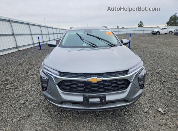 KL77LHEP3SC231368 2025 CHEVROLET TRAX Серый Вид спереди