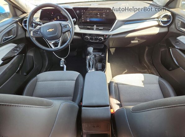 KL77LHEP5SC137654 2025 CHEVROLET TRAX Синий Вид панели приборов