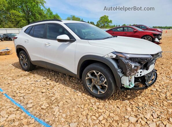 KL77LHEP5TC016270 2026 CHEVROLET TRAX Белый Передняя правая четверть