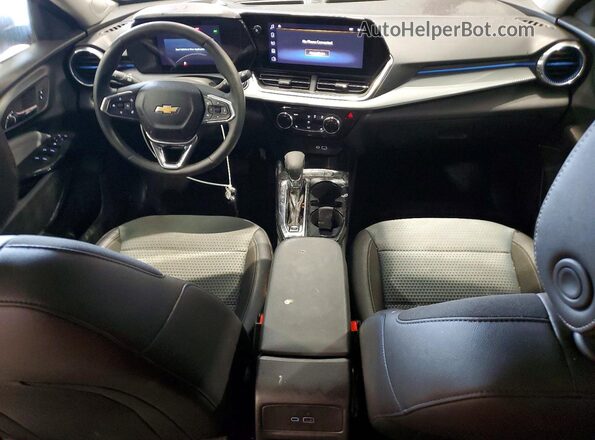 KL77LHEP6SC294142 2025 CHEVROLET TRAX Красный Вид панели приборов