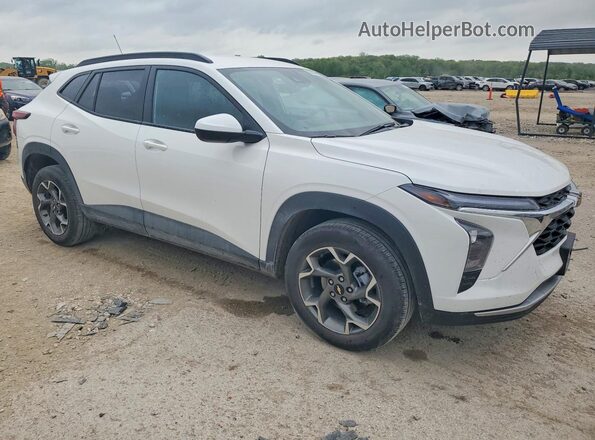 KL77LHEP7SC329660 2025 CHEVROLET TRAX Белый Передняя правая четверть