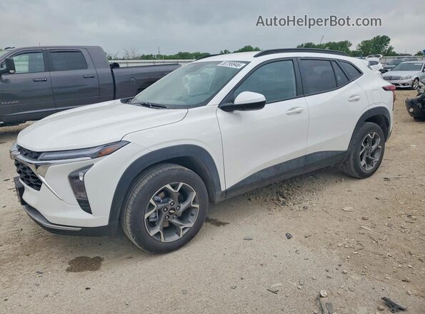 KL77LHEP7SC329660 2025 CHEVROLET TRAX Белый Передняя левая четверть