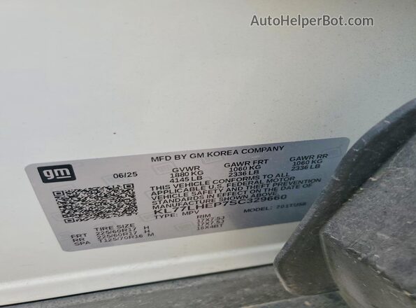 KL77LHEP7SC329660 2025 CHEVROLET TRAX Белый Вид наклейки с VIN-кодом