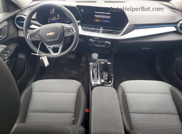 KL77LHEP7SC329660 2025 CHEVROLET TRAX Белый Вид панели приборов