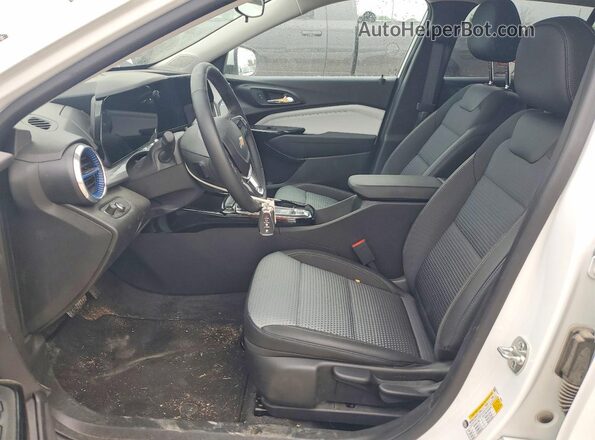 KL77LHEP7SC329660 2025 CHEVROLET TRAX Белый Вид салона спереди