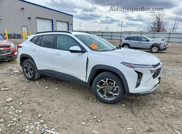 KL77LHEP8SC099188 2025 CHEVROLET TRAX Белый Передняя правая четверть