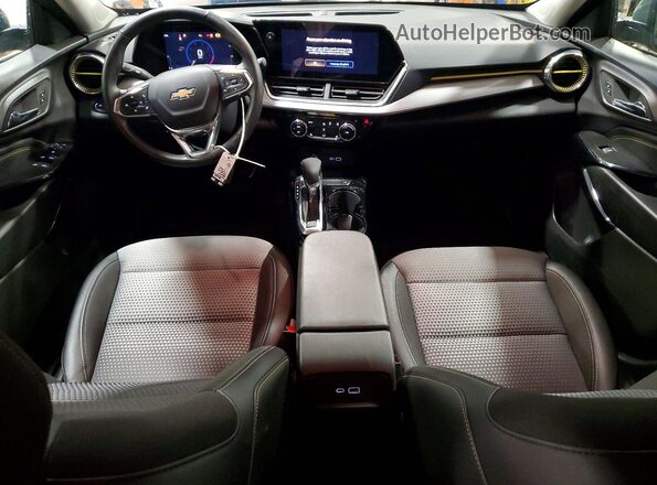 KL77LHEP8SC213674 2025 CHEVROLET TRAX Серый Вид панели приборов