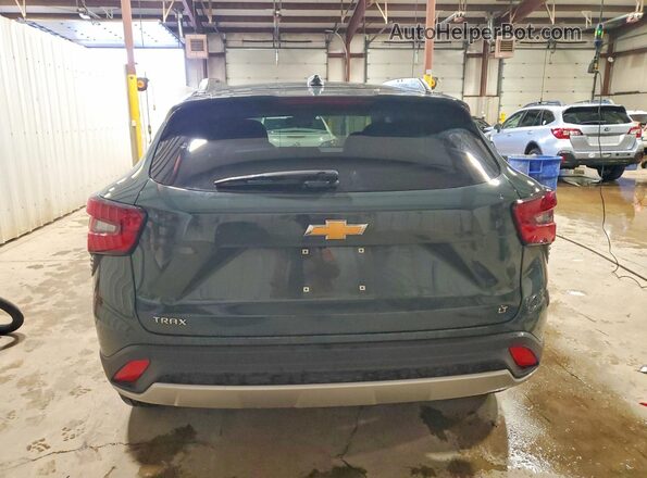 KL77LHEP8SC213674 2025 CHEVROLET TRAX Серый Вид сзади