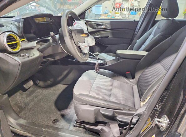 KL77LHEP9SC184783 2025 CHEVROLET TRAX Черный Вид салона спереди