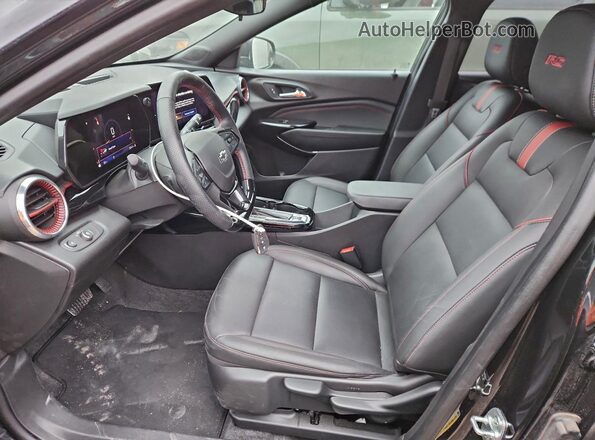 KL77LJEP1SC172893 2025 CHEVROLET TRAX Угольный Вид салона спереди