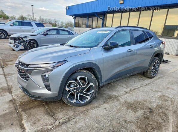 KL77LJEP3SC020596 2025 CHEVROLET TRAX Silver Передня ліва чверть