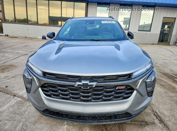 KL77LJEP3SC020596 2025 CHEVROLET TRAX Silver Вид спереду